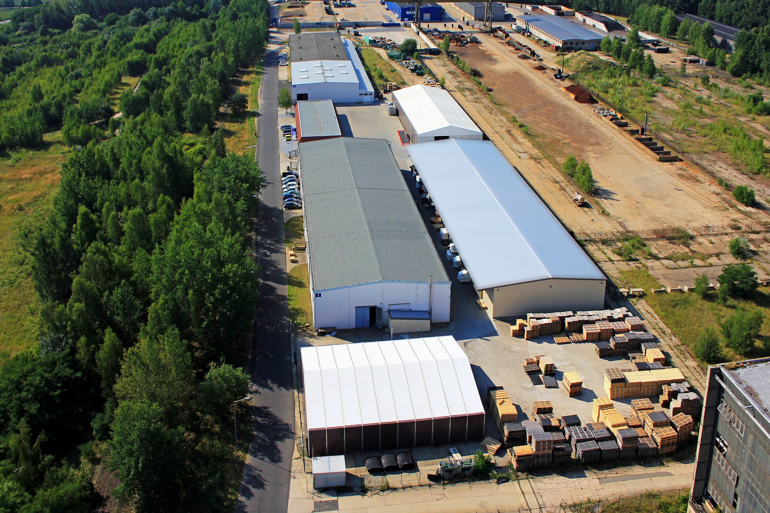 Produktionshallen in einem Gewerbegebiet aus Vogelperspektive