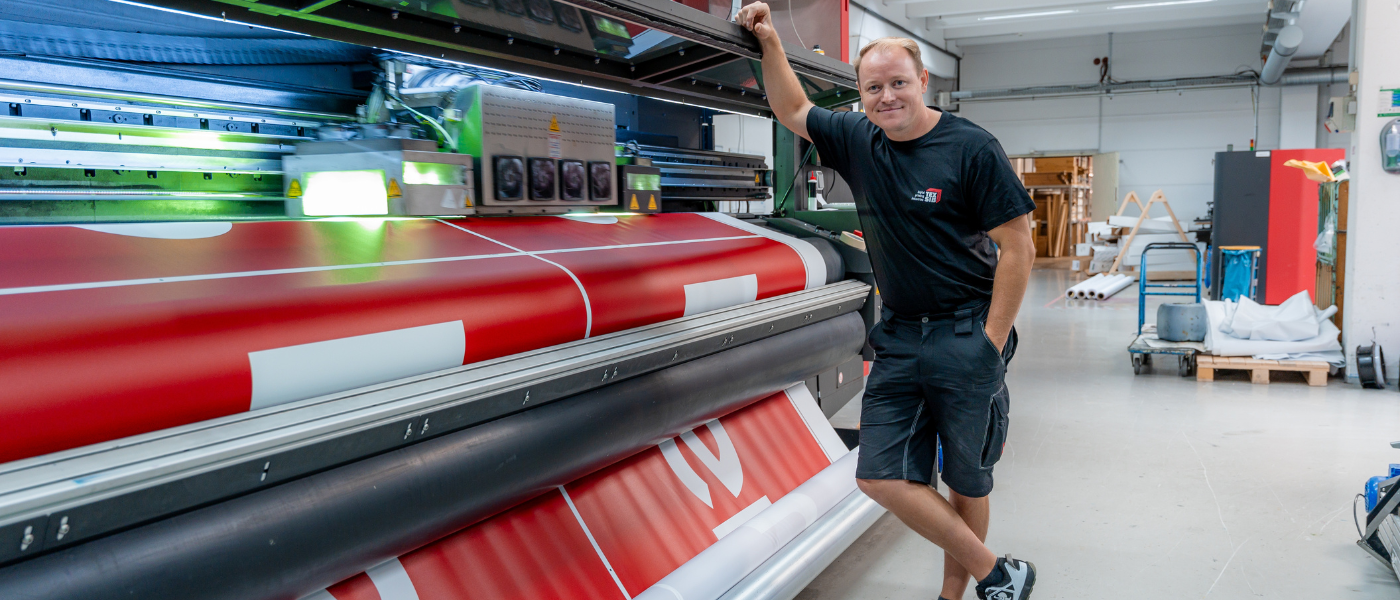 ein Mann lehnt an einer Maschine