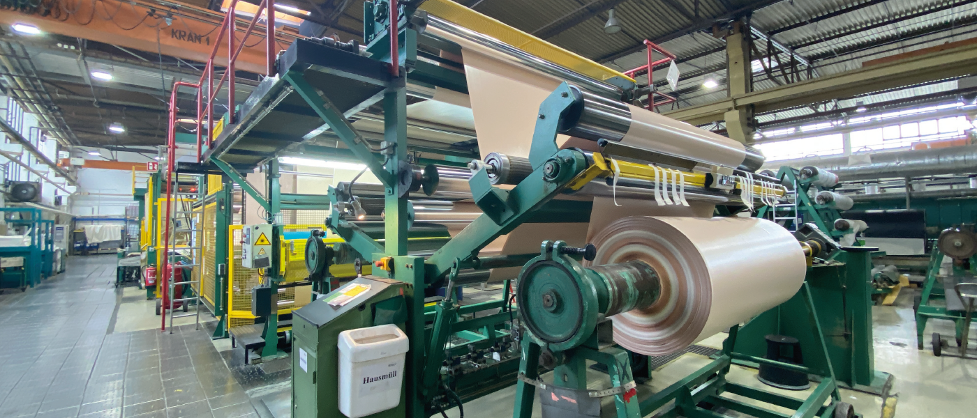 Blick in eine Halle mit Maschinen