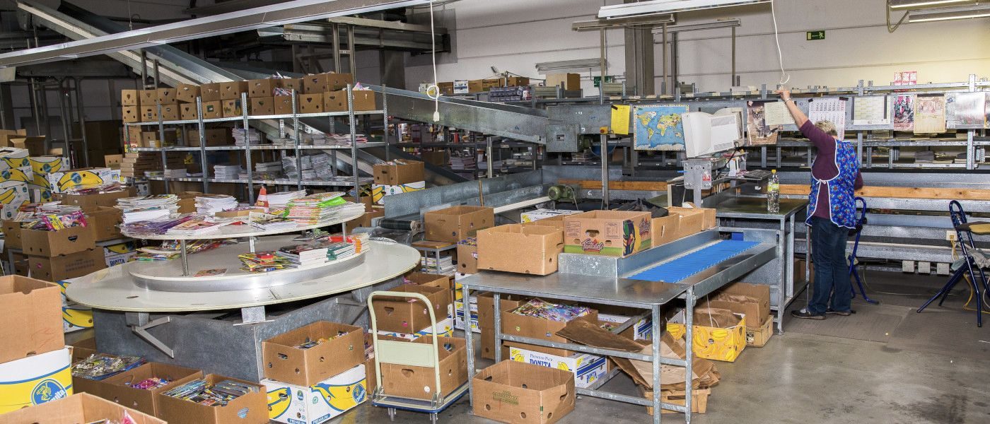 Halle mit vielen Paketen