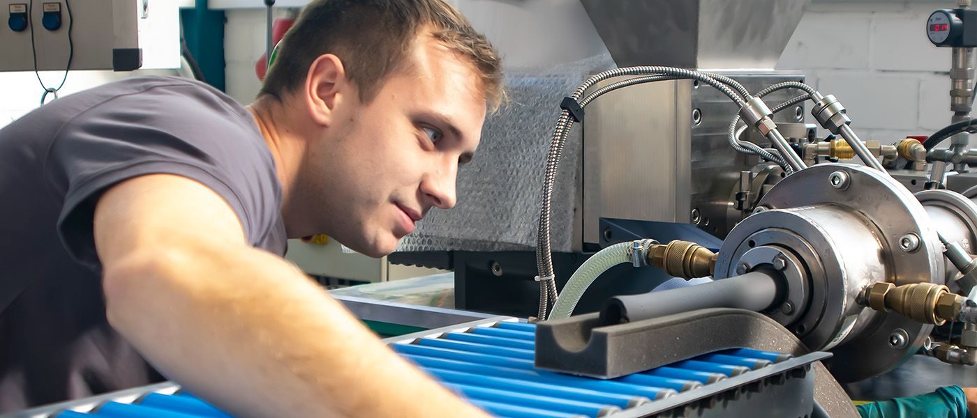 ein Mann lehnt sich über eine Maschine